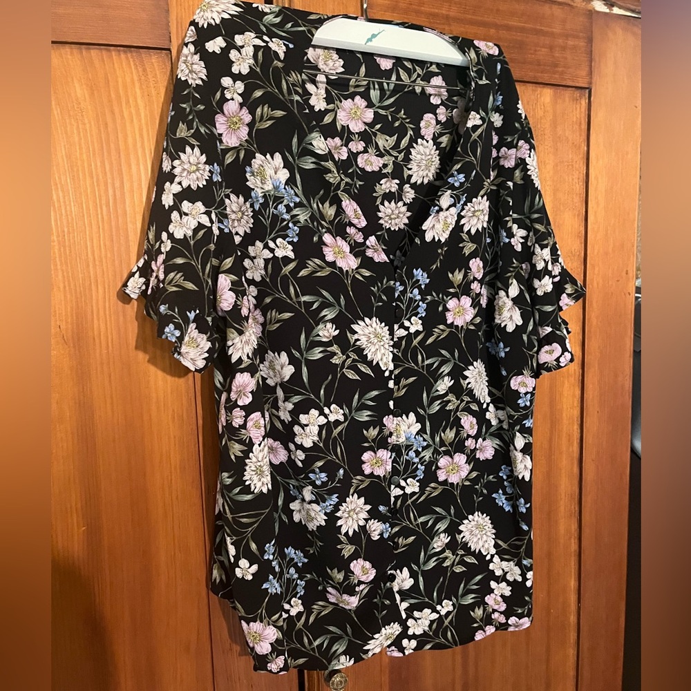 CeCe short sleeved floral blouse